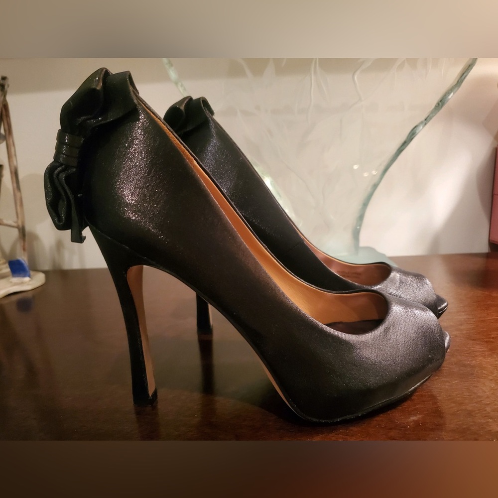 badgley mischka pumps